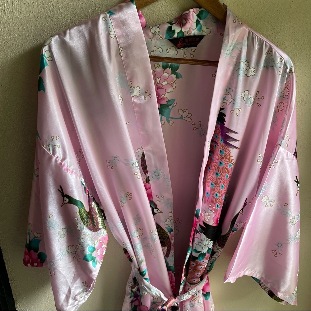 Pink Satin Floral Kimono / Robe. Peacock and Floral Motif. Size Large - Picture 2 of 15